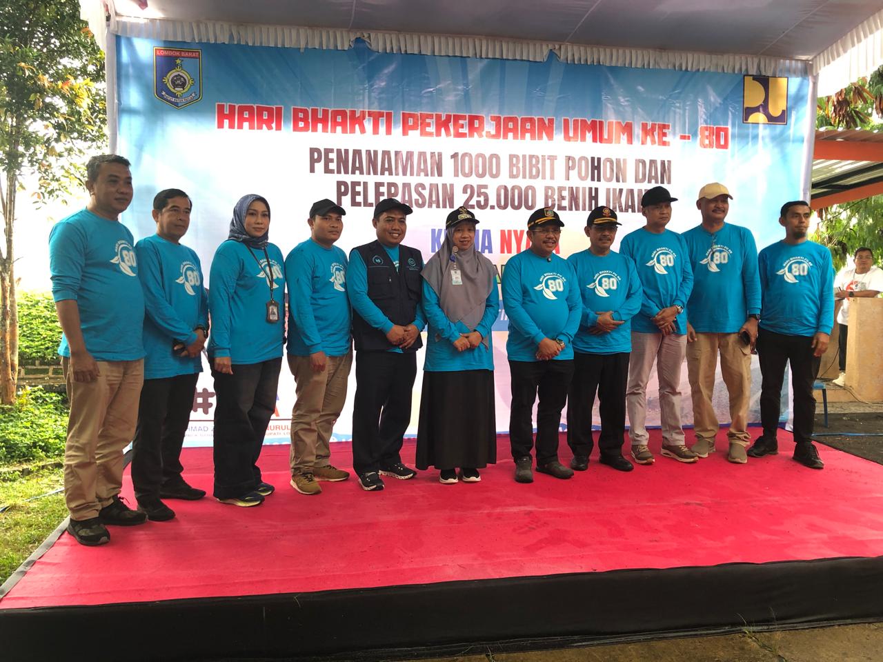 KOMPAK: Bupati Lombok Barat Lalu Ahmad Zaini bersama Wakil Bupati Nurul Adha dan sejumlah pejabat Lobar saat peringatan Hari Bhakti PU ke-80 di kawasan Bendungan Meninting, Kamis (27/11).