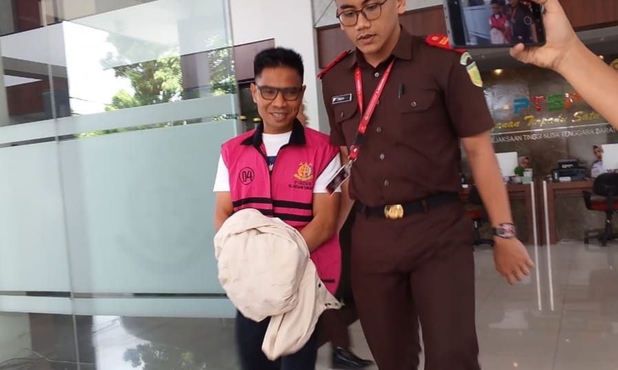 TEBAR SENYUMAN: Tersangka Hamdan Kasim kembali diperiksa penyidik di Kantor Kejati NTB, Kamis (27/11).