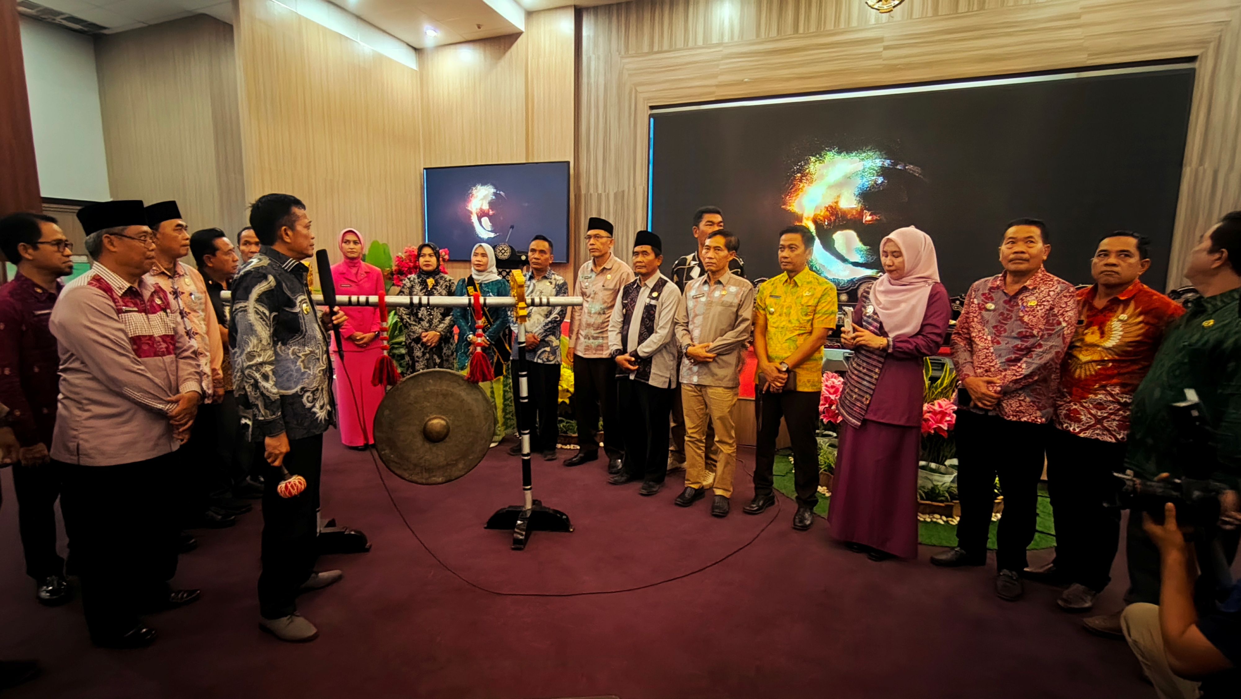 KUKUHKAN: Bupati Lombok Tengah Lalu Pathul Bahri memukul gong sebagai tanda diresmikannya kegiatan Pengukuhan Bunda Literasi Kecamatan/Desa/Kelurahan se-Lombok Tengah, Kamis (27/11).