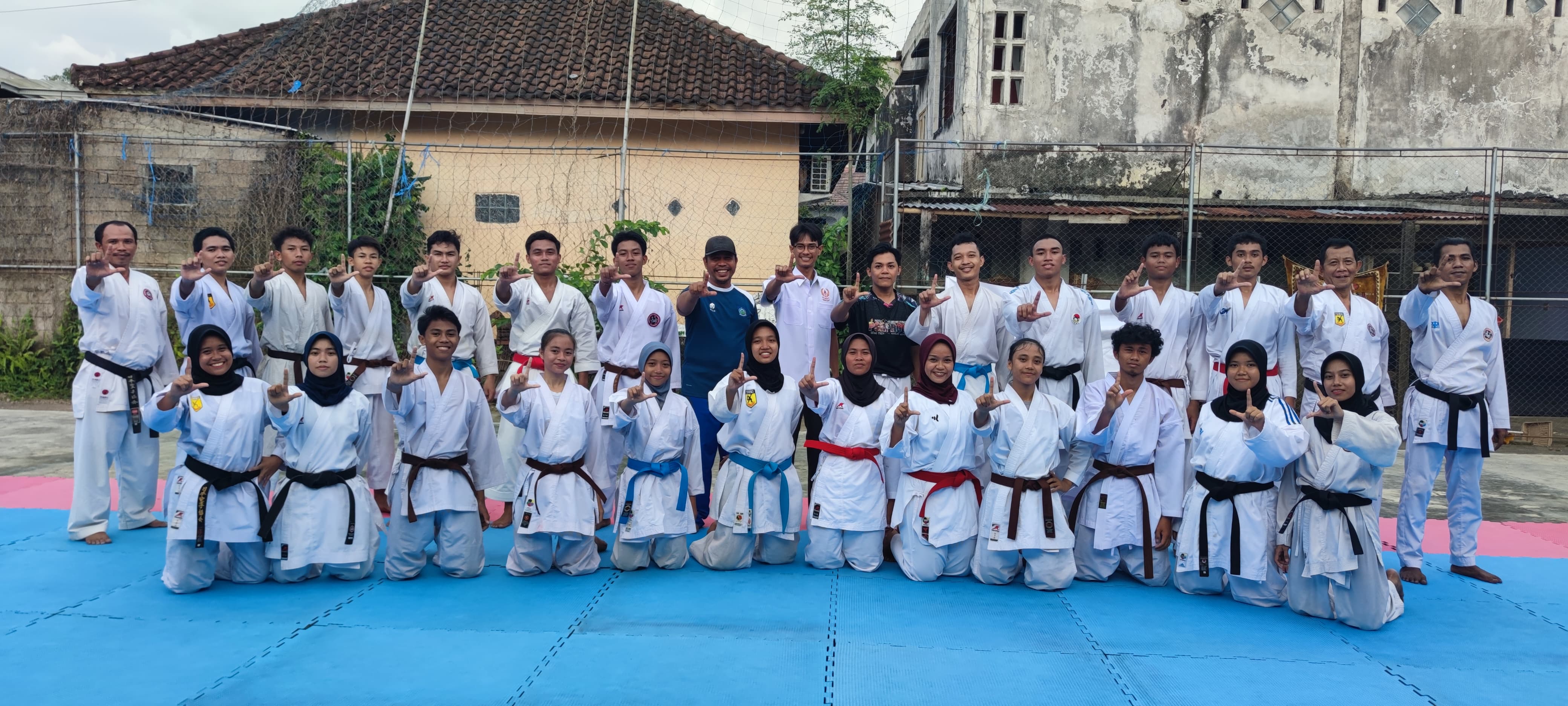 PASANG TARGET TINGGI: Tim Pelatda Cabor Karate saat berlatih di Dojo U2KC, Desa Midang, Kecamatan Gunungsari.