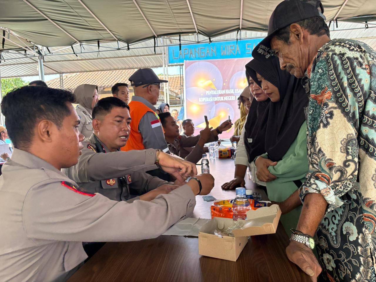 Polisi mengawal pembagian dana Koperasi Salonong Bukit Lestari kepada warga lingkar tambang di Sumbawa.