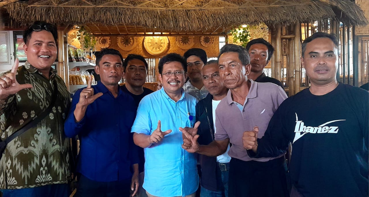 JAGA SILATURHAMI: Bupati Lombok Barat Lalu Ahmad Zaini saat menjalin silaturahmi dengan para relawan LazAdha, kemarin (28/11).