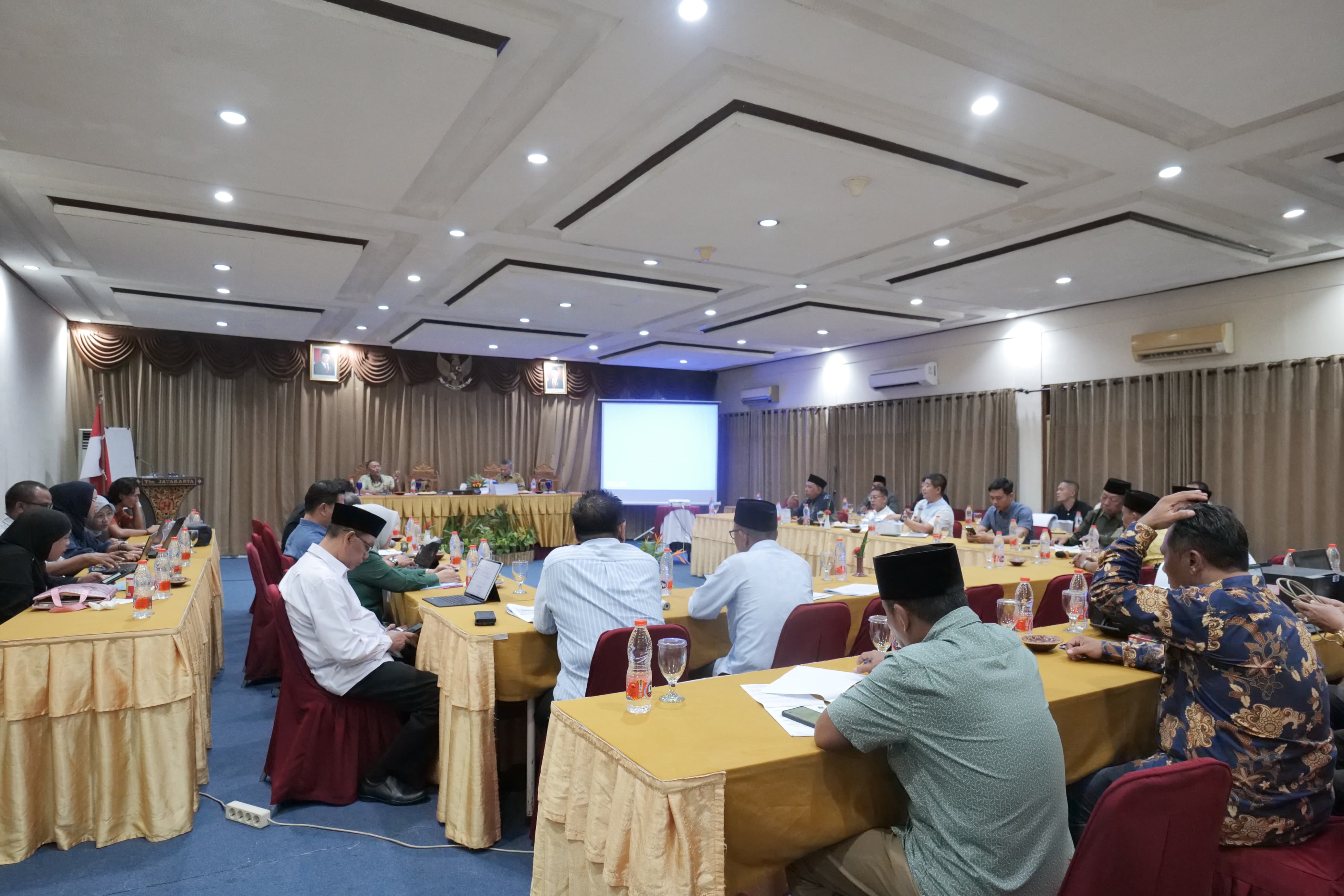NGEBUT: TAPD dan Banggar DPRD Lombok Barat menggelar rapat di Hotel Lombok Raya sejak Kamis (27/11) hingga Jumat (28/11).