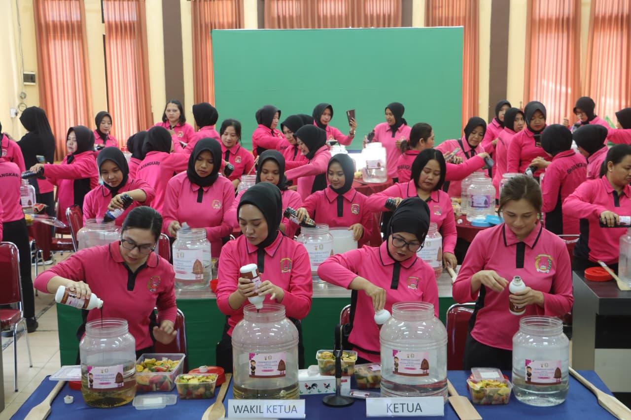 Bhayangkari Lombok Utara mengikuti workshop pembuatan eco enzym sekaligus mencatat Rekor MURI 2025.