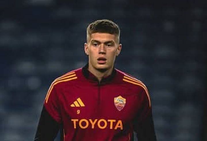 Artem Dovbyk, striker AS Roma yang kembali masuk radar AC Milan.