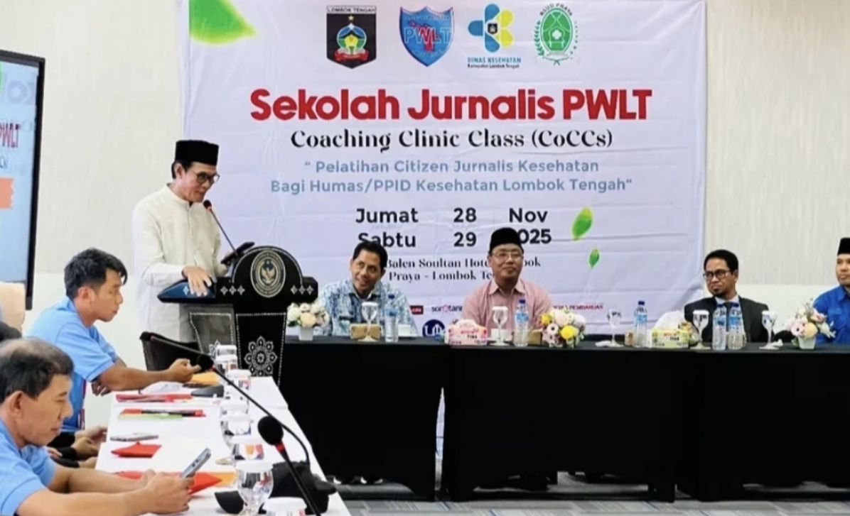 DUKUNG: Wakil Bupati Lombok Tengah M Nursiah berikan sambutan sekaligus melaunching Sekolah Jurnalis yang diinisiasi PWLT, di deBalen Soultan Hotel, Praya, Jumat (27/19).