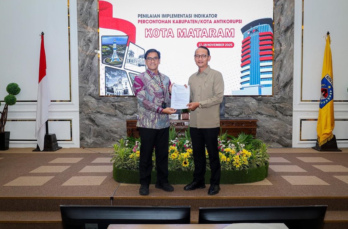 Wali Kota Mataram H Mohan Roliskana bersama Aris Dedi Arham, Analis Pemberantasan Tipikor KPK RI, saat menyampaikan laporan hasil evaluasi di Aula Pendopo Wali Kota Mataram, Selasa (18/11/2025).