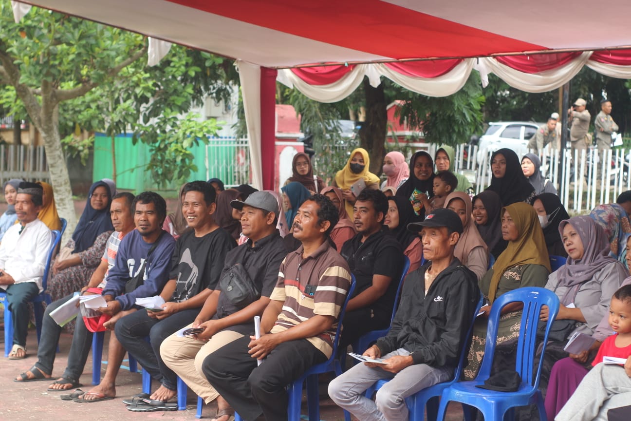 sejumlah pelaku UMKM di Kecamatan Selong saat menerima bantuan modal usaha di kantor kecamtan beberapa waktu lalu