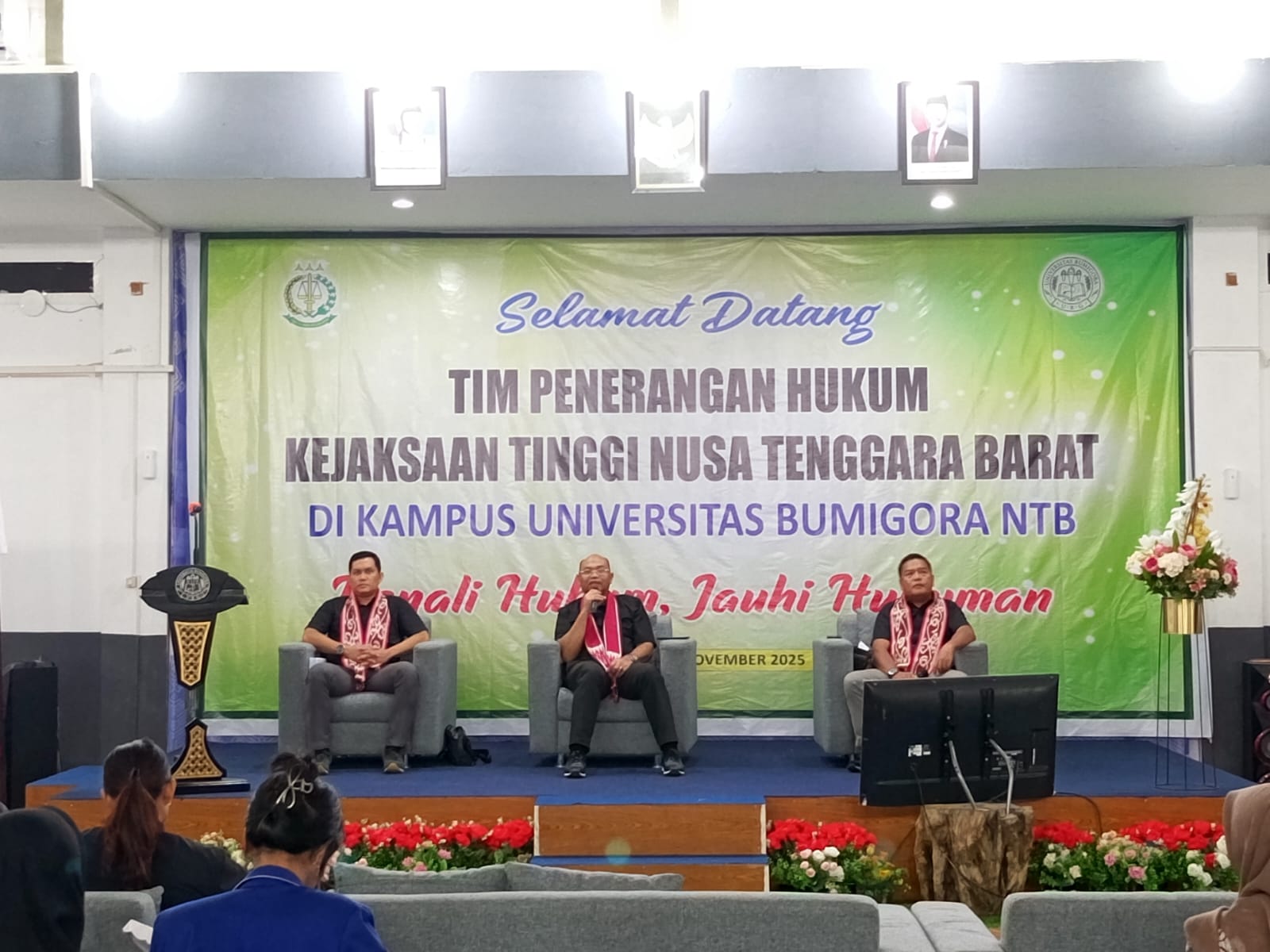 Jaksa Fungsional Bidang Intelegen Kejati NTB (Dua dari kiri) bersama Moderator (kanan) saat memberikan edukasi terkait Pengenalan Hukum dan Tupoksi Kejaksaan serta Bullying di kampus UBG (Kamis,27/11)