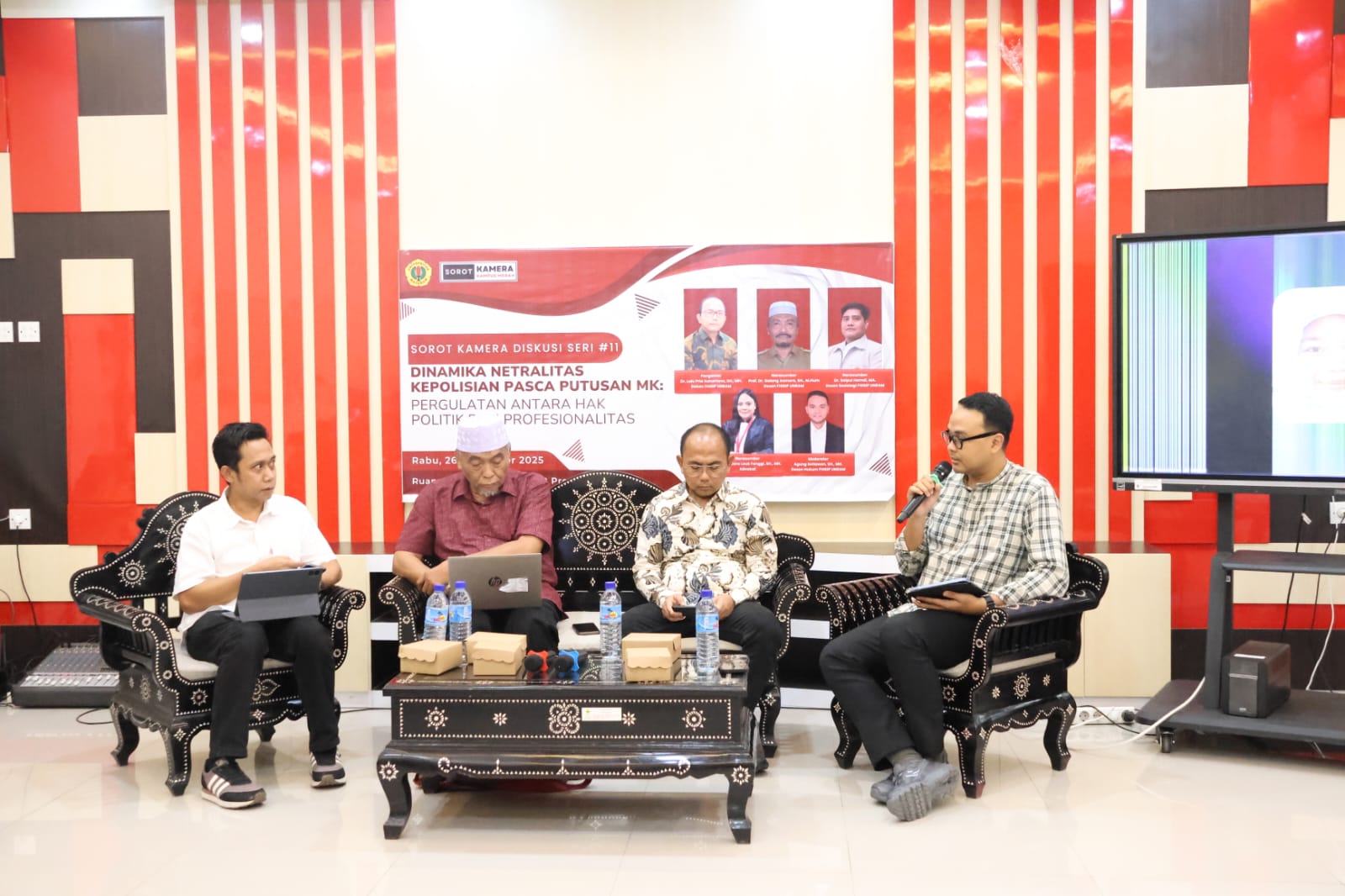 Fakultas Hukum, Ilmu Sosial, dan Ilmu Politik (FHISIP) Universitas Mataram memalui Sorot Kamera menyelenggarakan forum diskusi edisi ke-11 dengan tema &ldquo;Dinamika Netralitas Kepolisian Pasca Putusan MK.