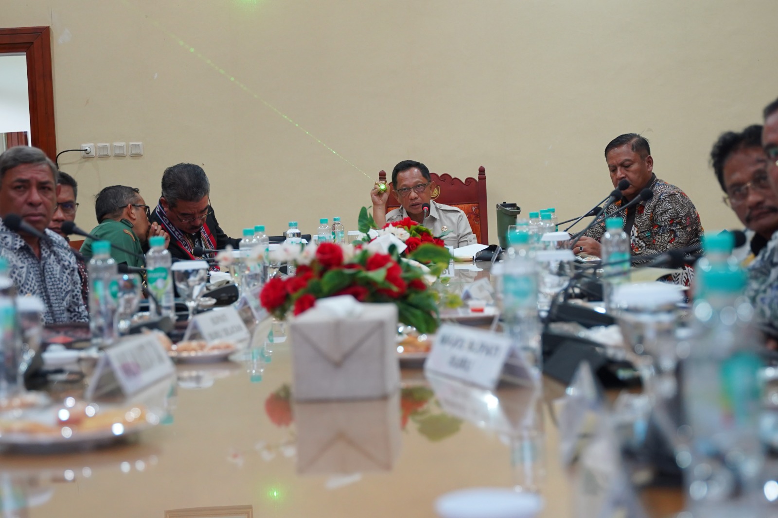 Mendagri Tito memimpin rapat terkait Penyelenggaraan Pemerintahan, Pemerataan, dan Pembangunan Provinsi Maluku yang digelar secara tertutup di ruang VVIP Bandara Pattimura, Maluku, Kamis (27/11).