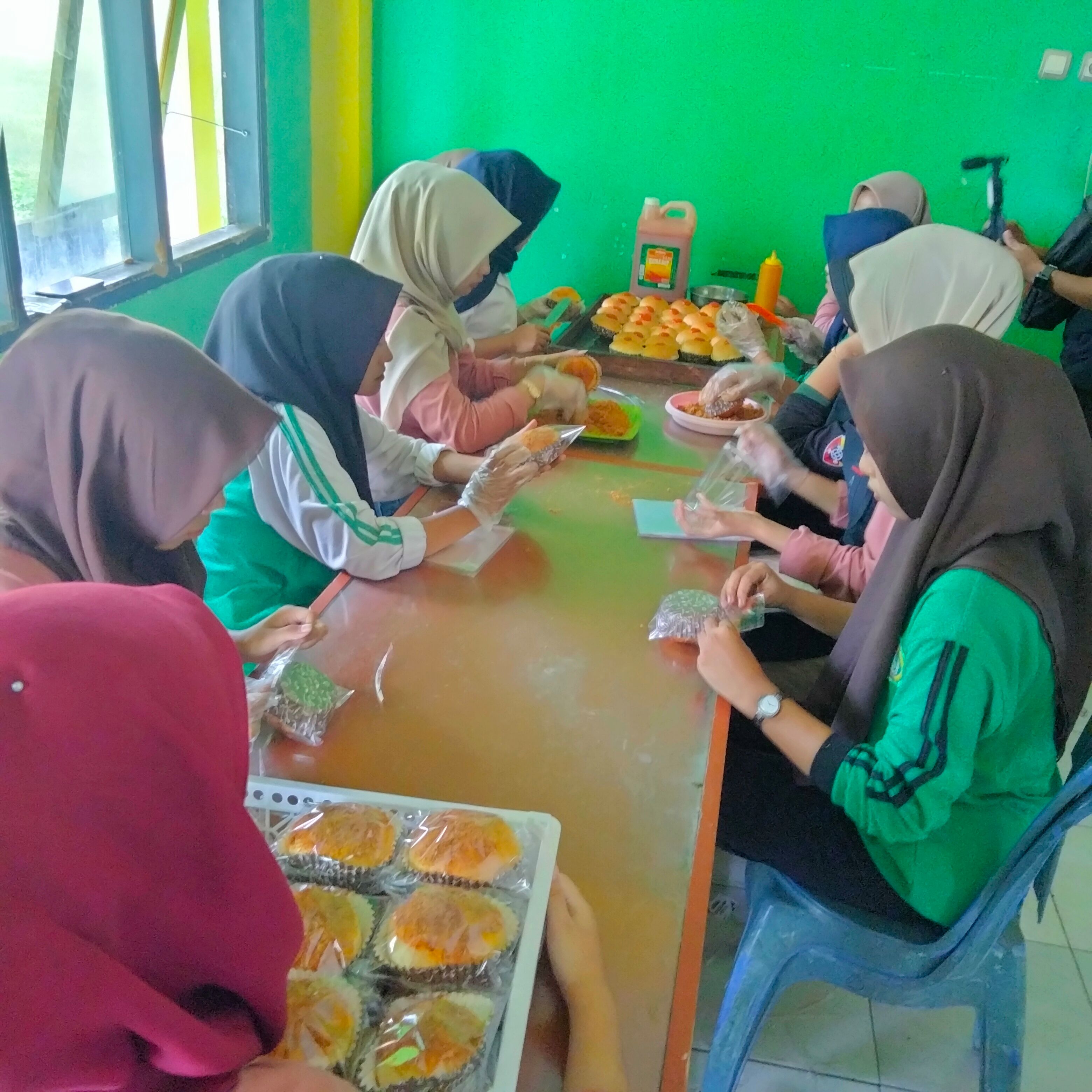Siswi APHP SMKN 1 Sakra saat membuat roti untuk memenuhi dapur MBG