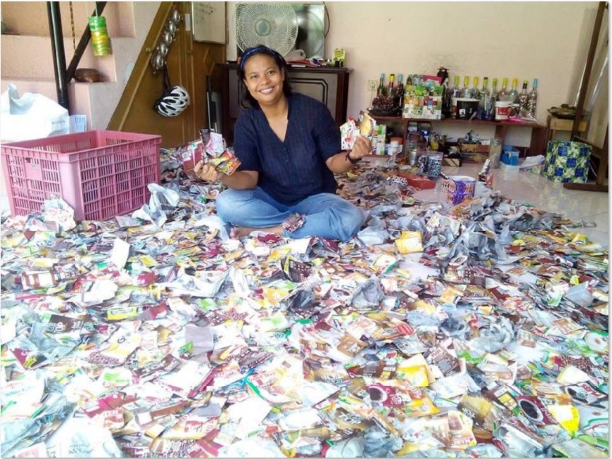 KELOLA SAMPAH: Seorang perajin memilah sampah plastik untuk dibuat menjadi barang berharga di Sekretariat BSNM, Jumat (28/11).