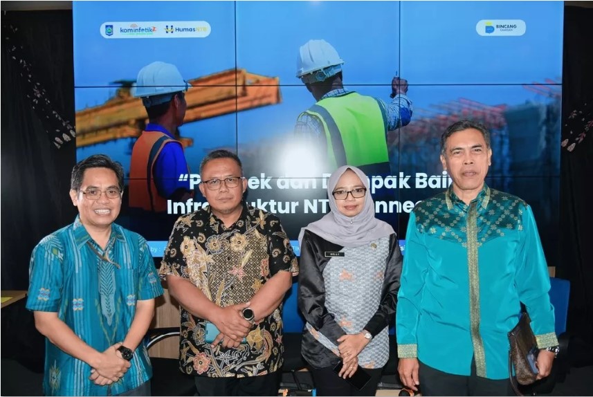 NTB CONNECTED: Dari kanan; Kepala Diskominfotik NTB Yusron Hadi, Plt Kepala Dinas Perkim NTB Baiq Nelly Yuniarti, dan Kepala Dinas PUPR NTB Sadimin saat Bincang Kamisan di Kantor Gubernur NTB.