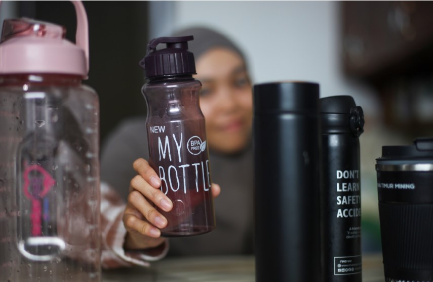 BANYAK KOLEKSI: Seorang ibu rumah tangga sedang memilih tumbler yang akan ia bawa sebelum keluar rumah di Gunungsari, Lombok Barat.