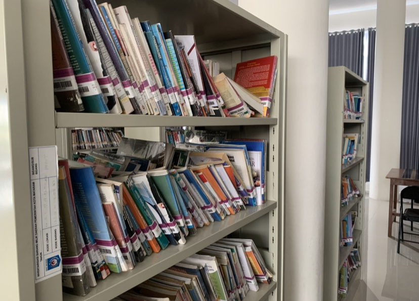 Koleksi buku di Perpustakaan Kota Mataram