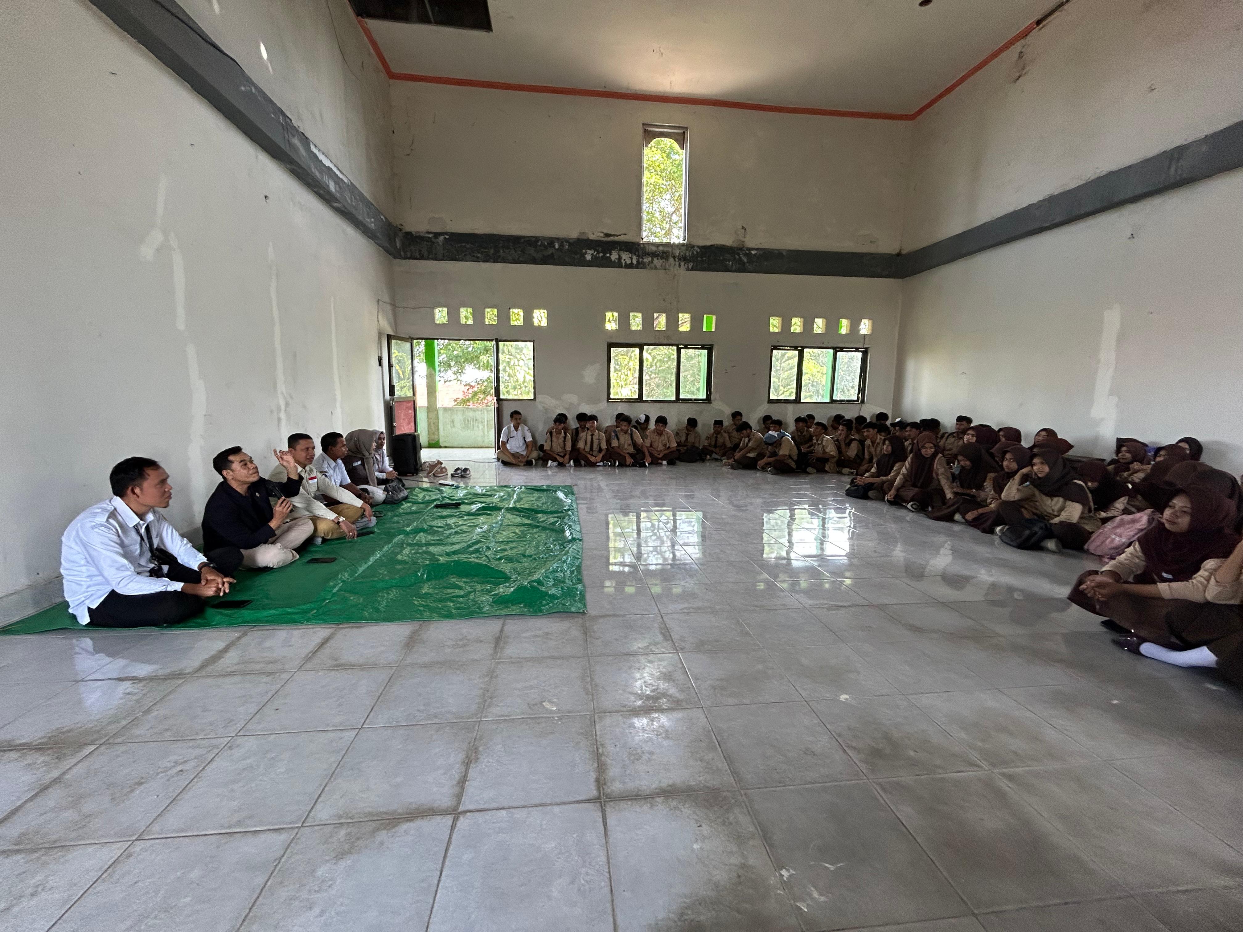 Ratusan siswa siswi menyimak penjelasan Pemilu 2029 yang dipaparkan jajaran Bawaslu Loteng di Kota Praya, belum lama ini.