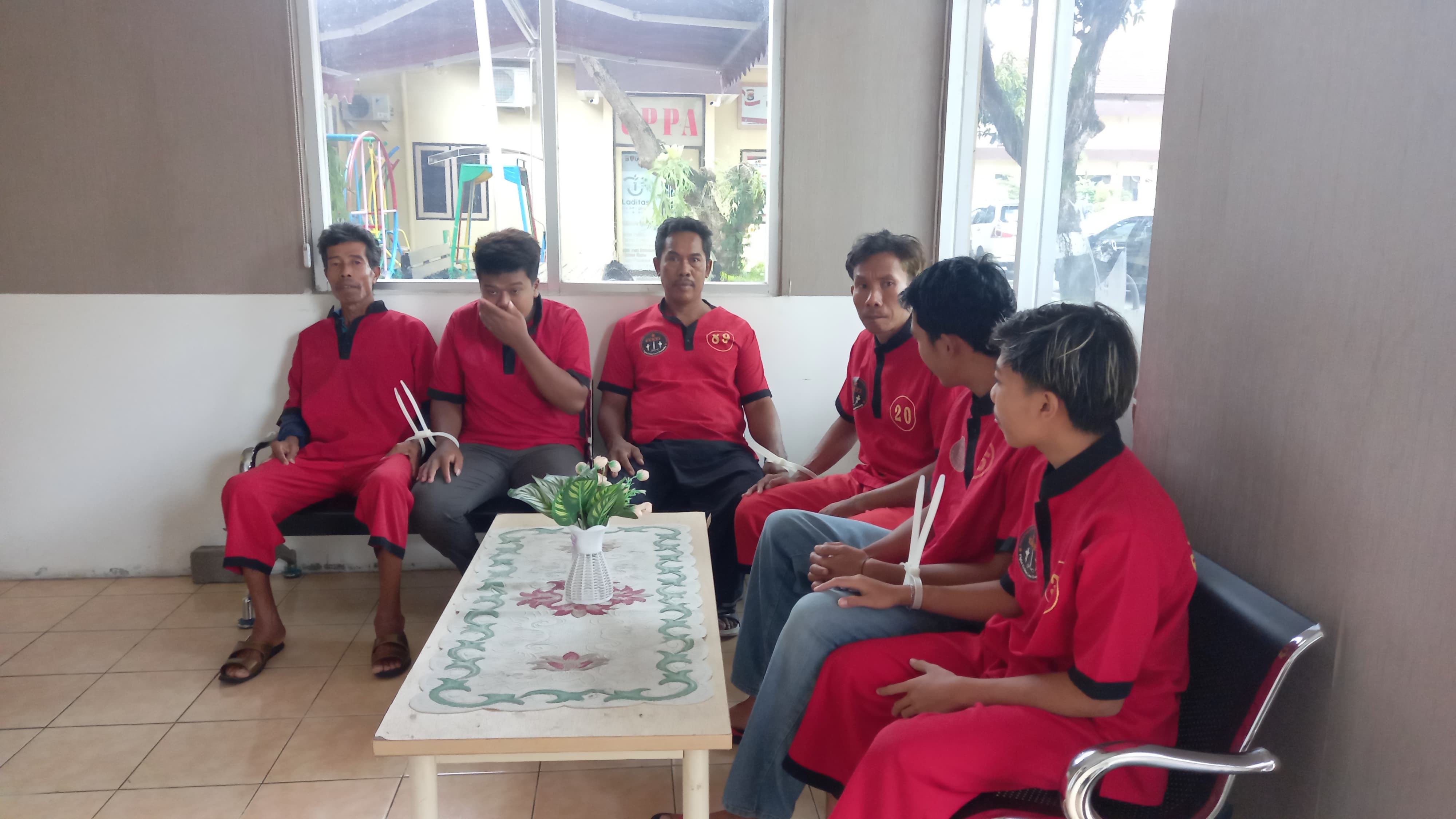 DITAHAN: Para tersangka perusak rumah Brigadir Rizka Sintiyani duduk di gedung penyidik Ditreskrimum Polda NTB saat hendak ditahan, Jumat (28/11).&nbsp;