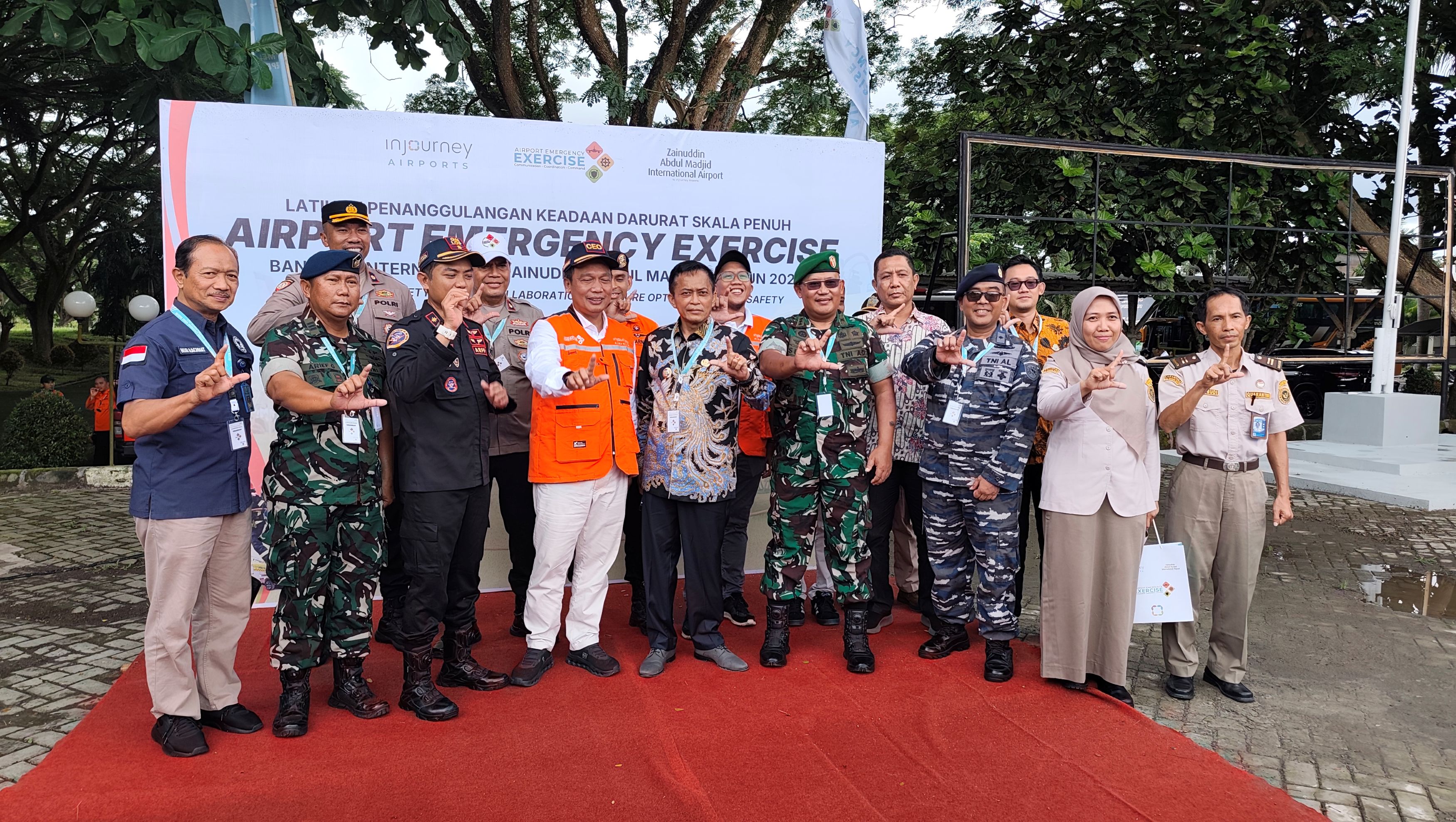 CEO Regional II InJourney Airports Wahyudi (paling tengah) didampingi Bupati Loteng Lalu Pathul Bahri dan GM PT API Cabang Bandara Lombok Aidhil Phillip Julian usai upacara pembukaan Latihan PKD