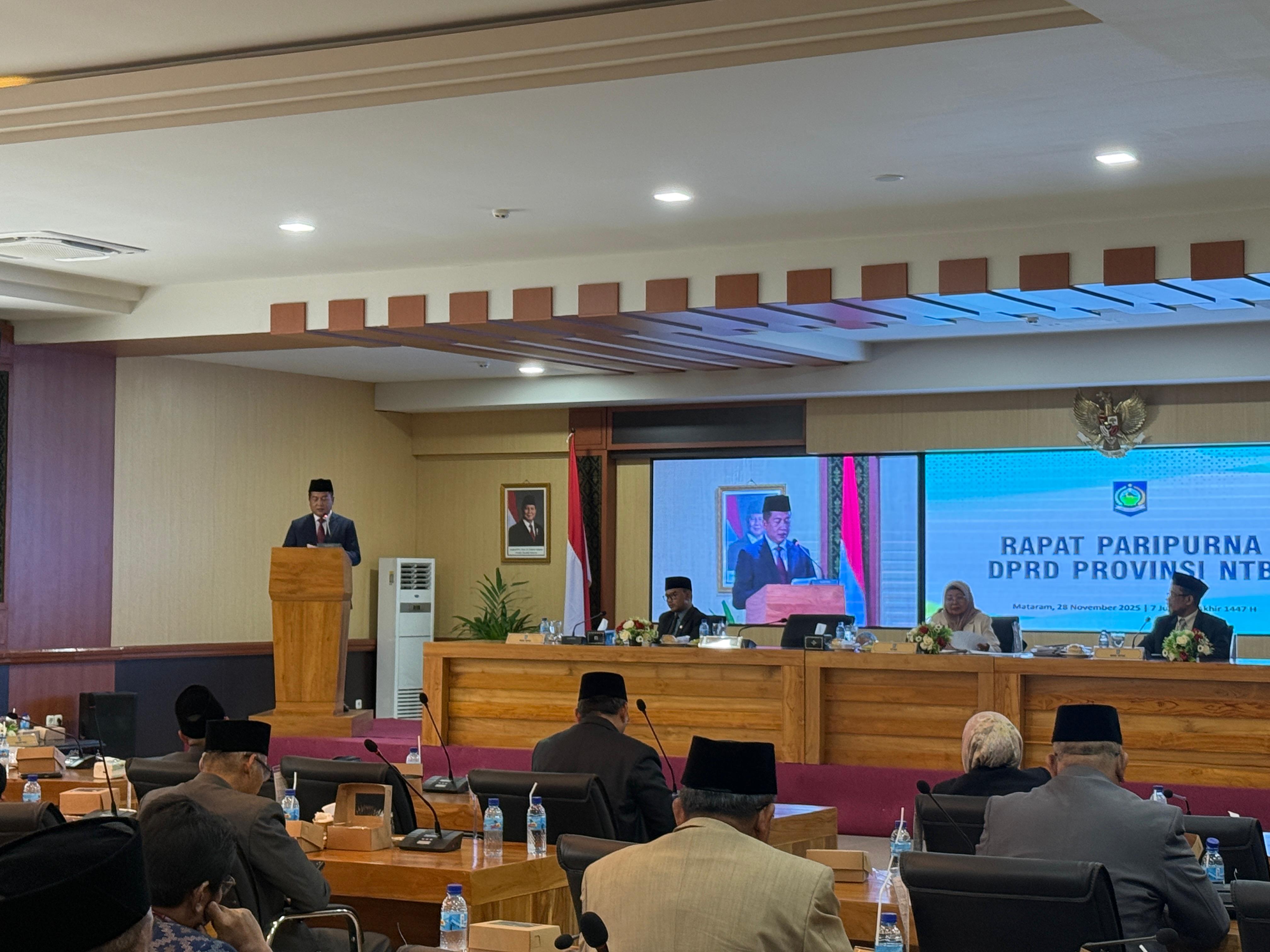 Gubernur NTB Lalu Muhamad Iqbal saat menyampaikan pandangan akhir sebagai sambutan, dalam rapat paripurna DPRD NTB, di kantor Gubernur NTB, Jumat (28/11).