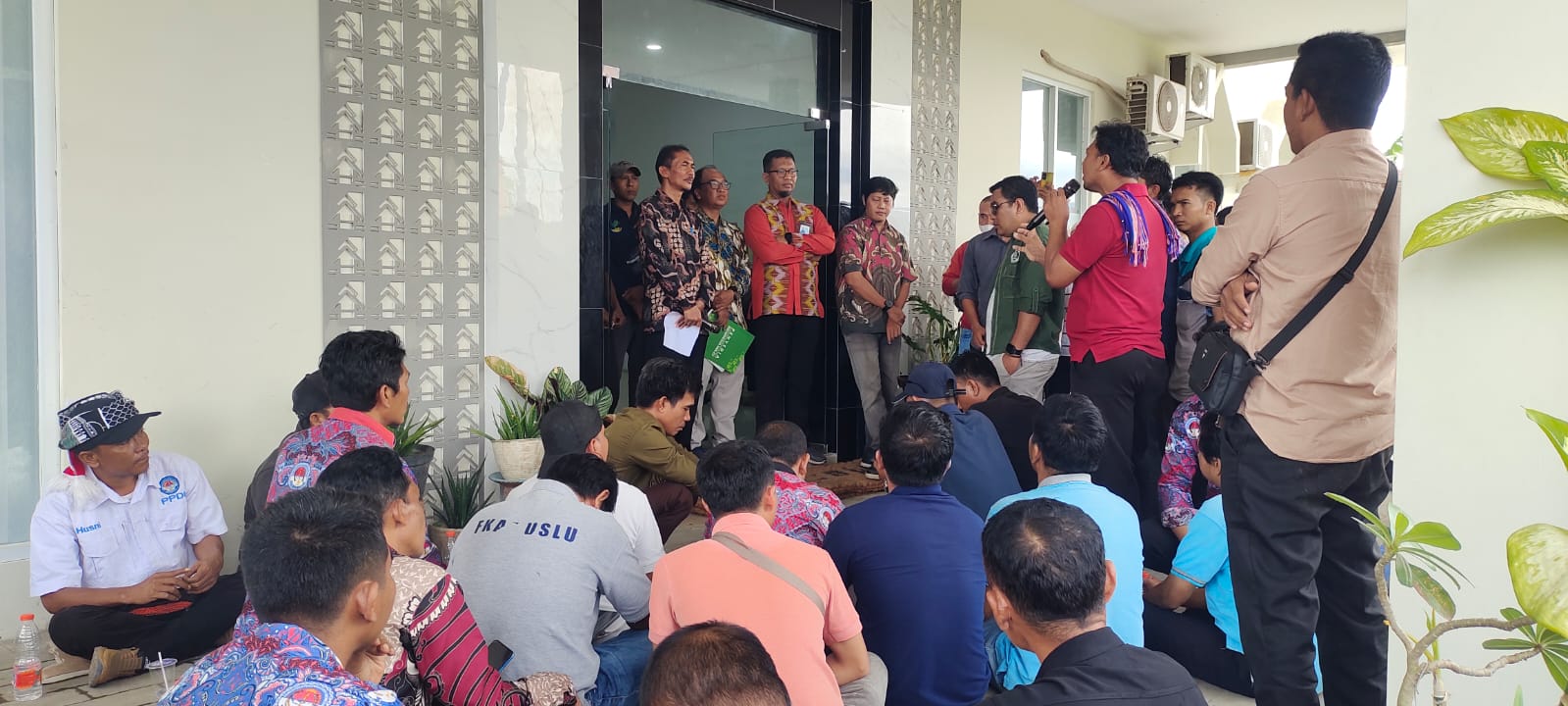 SAMPAIKAN ASPIRASI: Forum Kepala Kadus Lombok Utara mendatangi kantor (Dinsos PPPA)l KLU kemarin. Mereka mempertanyakan ketidaktepatan data penerima BLTS Kesra