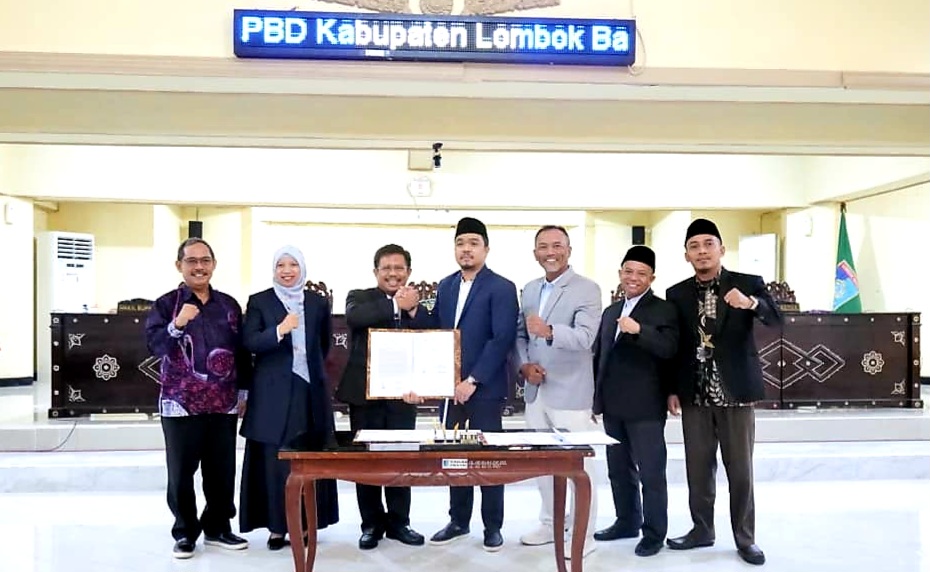 SEPAKAT: Pemda Lombok Barat bersama DPRD menggelar paripurna penetapan APBD 2026, Sabtu (29/11).