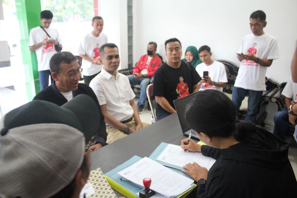 Baehaqi didampingi tim pemenangan mendaftar sebagai calon ketua Asprov PSSI NTB.