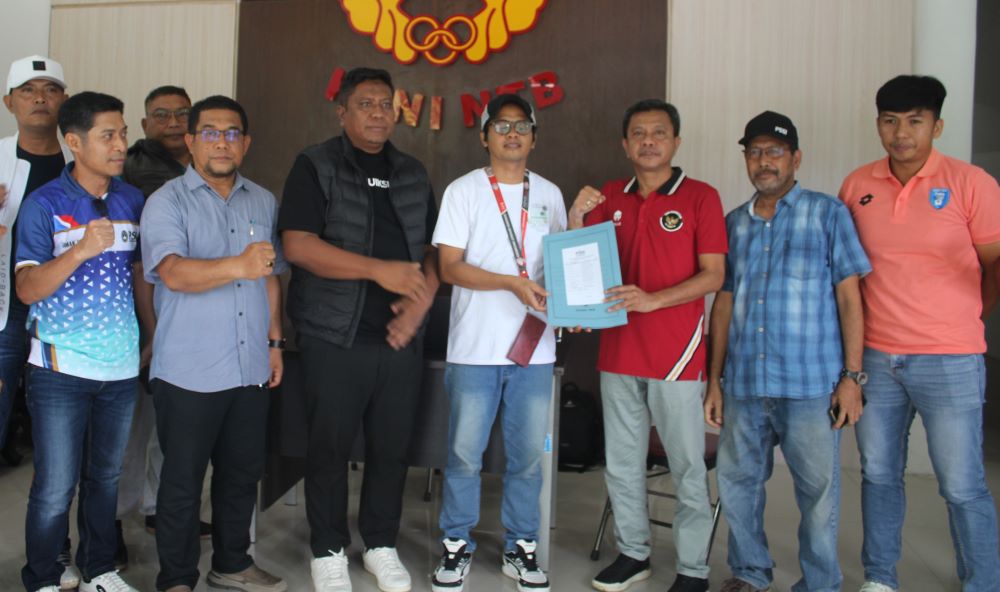 Ali Usman Ahim usai mendaftar sebagai calon ketua Asprov PSSI NTB didampingi sejumlah voters.