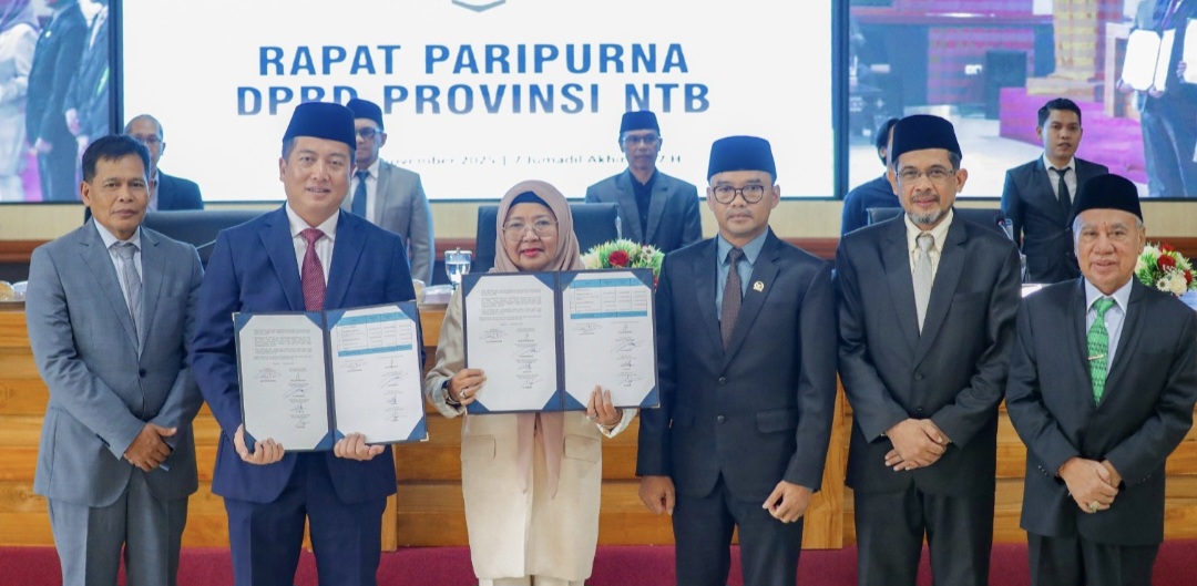 Gubernur NTB Lalu Muhamad Iqbal didampingi Pj Sekda Lalu Mohammad Faozal dan Ketua DPRD NTB Baiq Isvie Rupaeda didampingi para Wakil Ketua DPRD NTB menunjukkan dokumen pengesahan Perda APBD 2026.