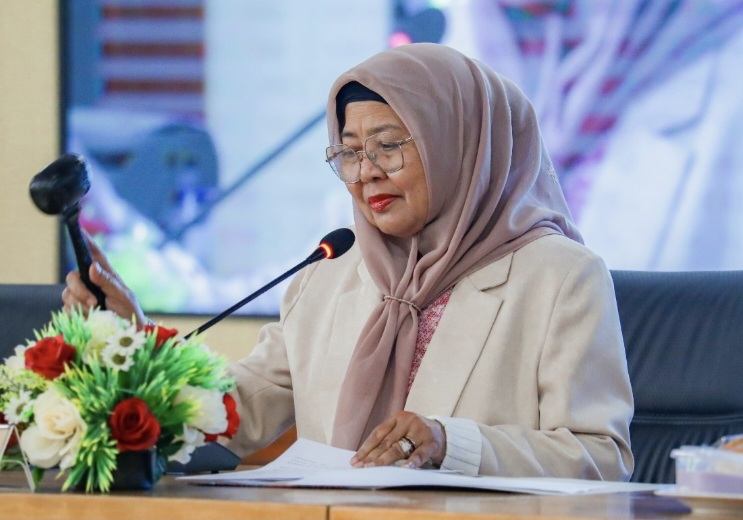 Ketua DPRD NTB Baiq Isvie Rupaeda mengetuk palu sidang tanda persetujuan pengesahan APBD NTB 2026, Jumat (28/11).