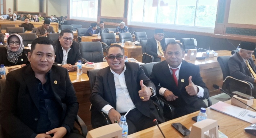 Para anggota DPRD NTB menyimak laporan penyampaian Banggar atas hasil pembahasan RAPBD 2026 dalam rapat paripurna, Jumat (28/11).