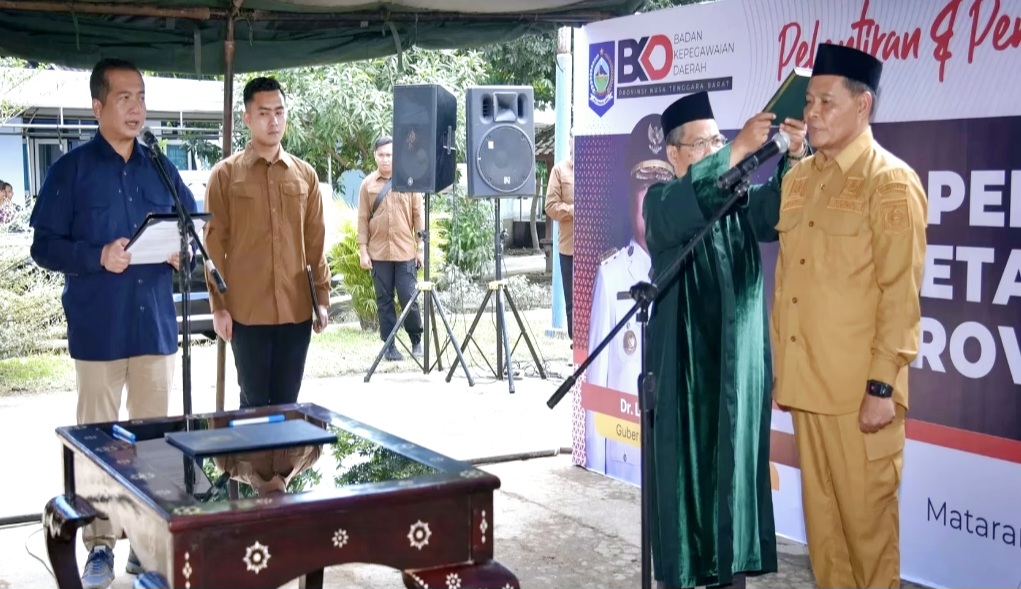 Gubernur NTB Lalu Muhamad Iqbal melantik Lalu Mohammad Faozal sebagai Pj Sekda NTB di Pusat Pelayanan Sosial Lanjut Usia Mandalika, Juli 2025 lalu.