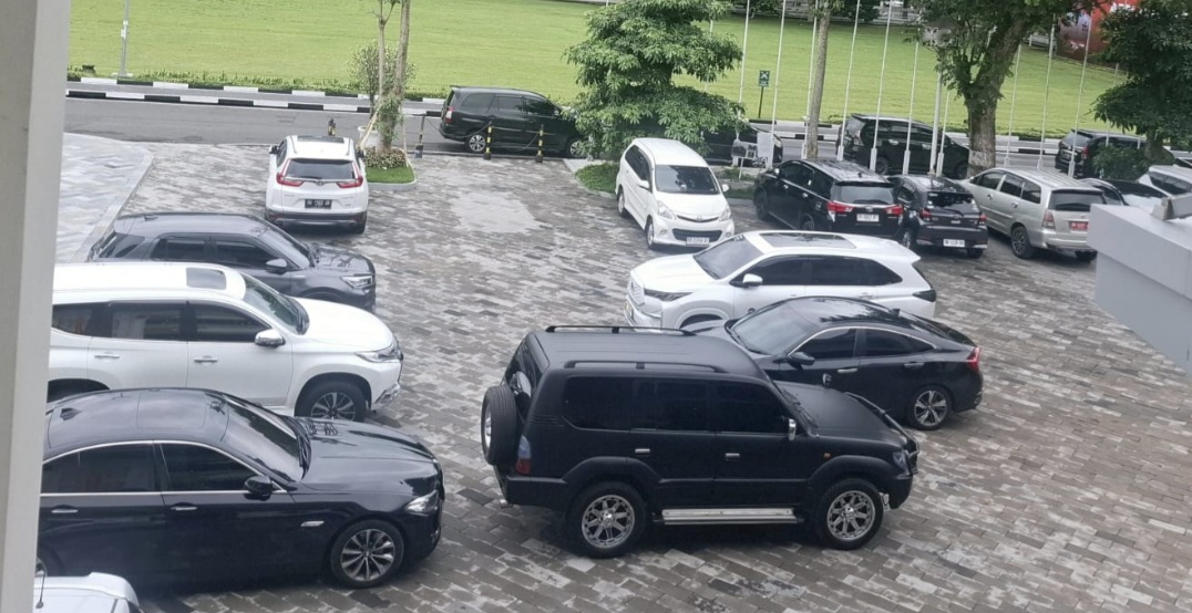 Sejumlah kendaraan dinas terparkir di halaman Pemprov NTB, Jumat (28/11). Pemprov NTB segera mengalihkan penggunaan mobil dinas konvensional ke mobil listrik mulai 2026.