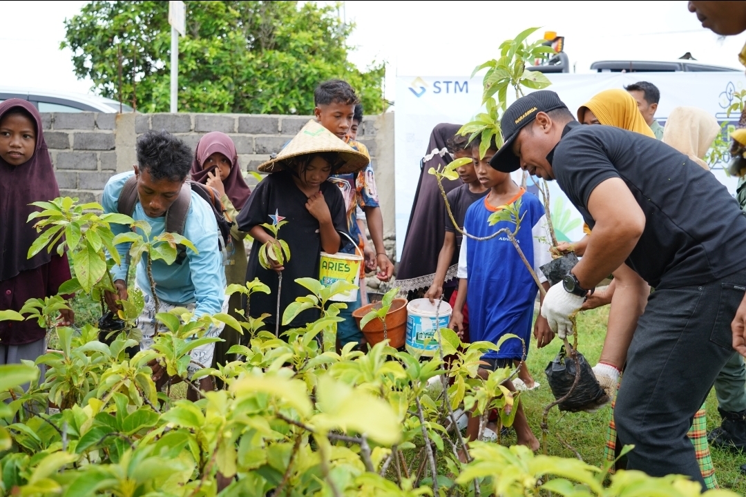 PT Sumbawa Timur Mining (STM) memperingati Hari Menanam Pohon Indonesia dengan menanam 250 bibit pohon alpukat di Dusun Nangadoro, Desa Hu&rsquo;u, Kabupaten Dompu, Provinsi Nusa Tenggara Barat (NTB).