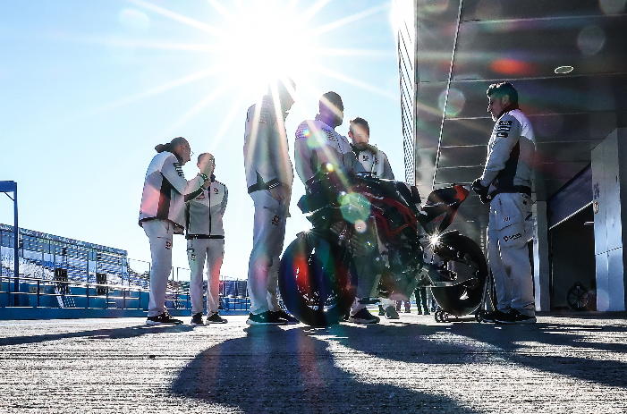 Duo Bimota tampil cepat di tes Jerez. Lowes tercepat, Bassani cepat beradaptasi. Tim yakin motor masih punya banyak potensi untuk WorldSBK 2026.