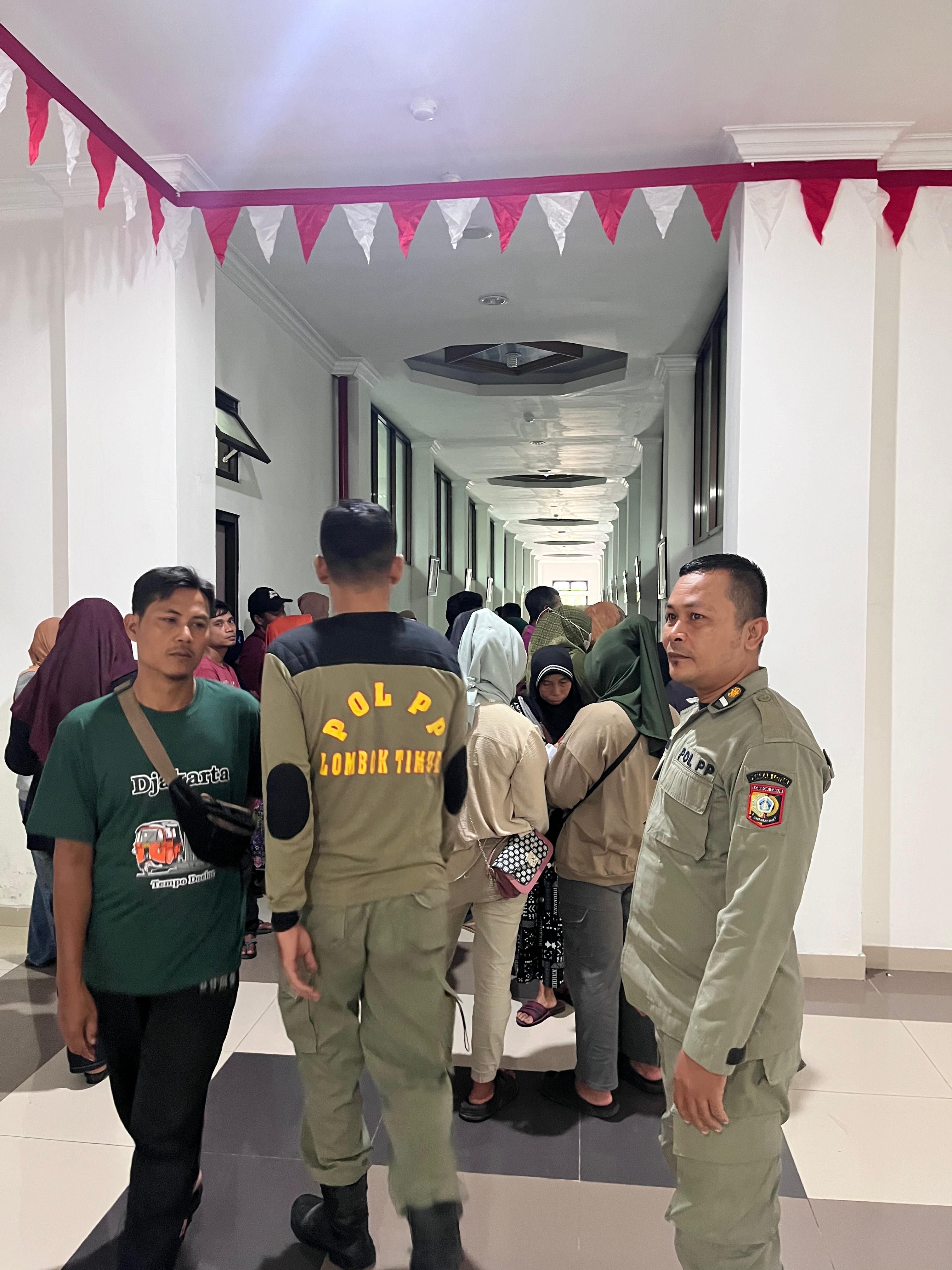 PENCAIRAN: Puluhan pelaku UMKM dari Kecamatan Montong Gading saat menandatangani SPK pencairan bantual modal di Dinas Koperasi dan UMKM Lotim, Jumat (28/11).