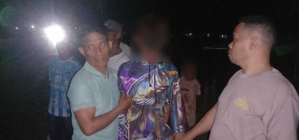 DIAMANKAN: Pelaku F diamankan oleh anggota Polsek Kempo, Rabu (26/11).