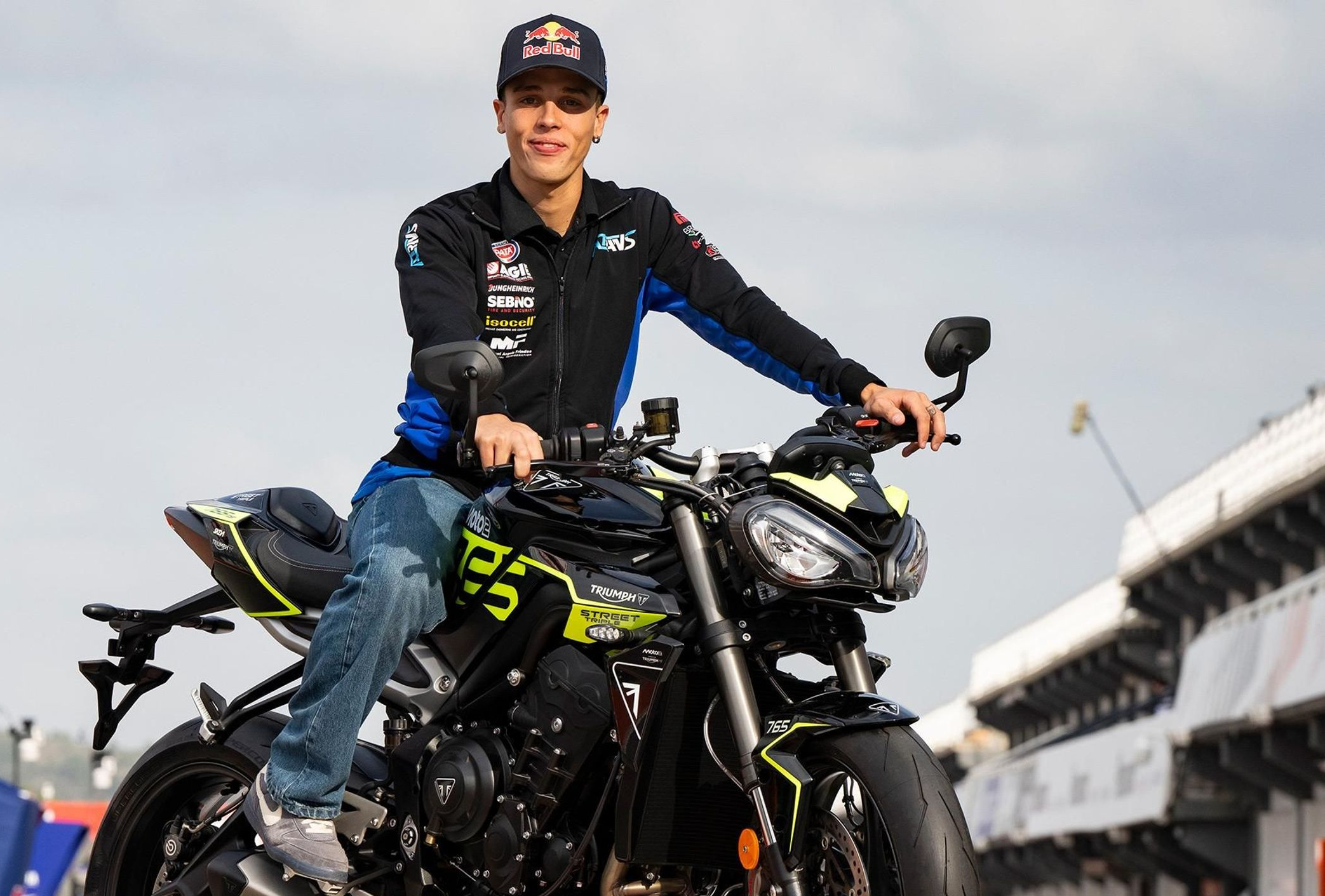 Diogo Moreira menangkan Triumph Triple Trophy 2025 dengan hampir 900 ribu suara. Juara Moto2 itu mendapat Street Triple 765 RS edisi khusus.