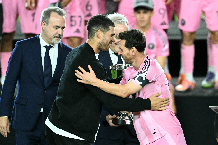 Carlos Alcaraz menyaksikan Lionel Messi dan Inter Miami ukir sejarah lolos final MLS, lengkap dengan momen trofi dan perjumpaan para bintang di Florida.