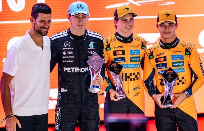 Novak Djokovic serahkan trofi kepada Piastri, Russell, dan Norris di F1 Qatar, plus bertemu Metallica. Aksinya viral dan jadi sorotan.