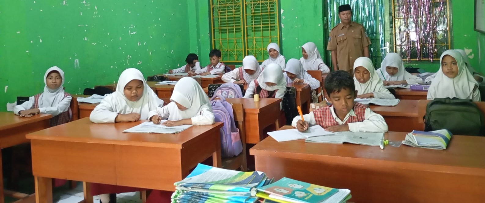 Para murid SDN 27 Cakranegara saat belajar, belum lama ini. Anggaran pendidikan Mataram terpangkas, sekolah diminta lebih kreatif.