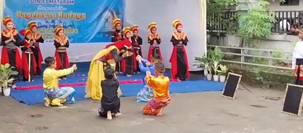 Murid SDN 43 Mataram menampilkan drama Putri Mandalika pada pagelaran budaya di sekolah setempat, Sabtu (29/11). Pagelaran Budaya SDN 43 Mataram hidupkan tradisi Sasak dan sedot antusias warga.