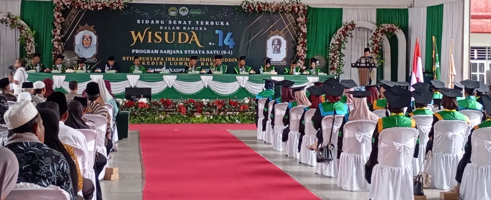 Ketua Yayasan STID Mustafa Ibrahim Al-Ishlahuddiny Kediri TGH Muchlis Ibrahim (atas podium) memberikan sambutan pada wisuda XIV, Sabtu (29/11). Wisuda STID Mustafa Ibrahim kukuhkan 52 lulusan.