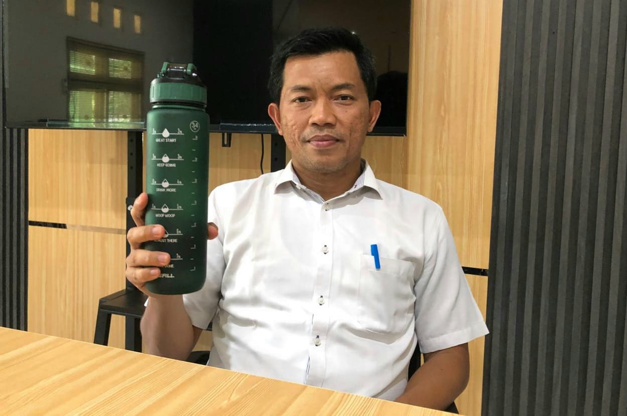 KURANGI PLASTIK SEKALI PAKAI: Kepala Dinas Lingkungan Hidup (DLH) Lombok Barat M Busyairi menunjukkan tumbler air minum yang selalu dibawa setiap hari.
