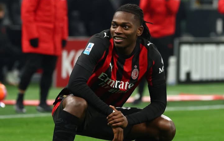 Selebrasi Rafael Leao usai membobol gawang Lazio, memastikan kemenangan bagi AC Milan.