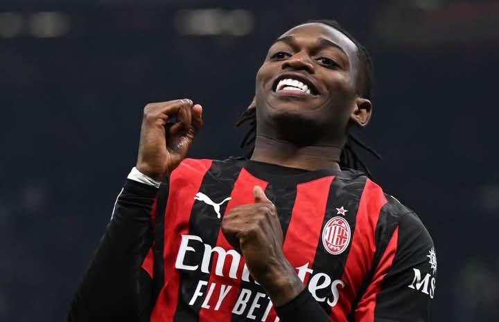 Senyum sumringah Rafael Leao, striker AC Milan usai membobol gawang Lazio.