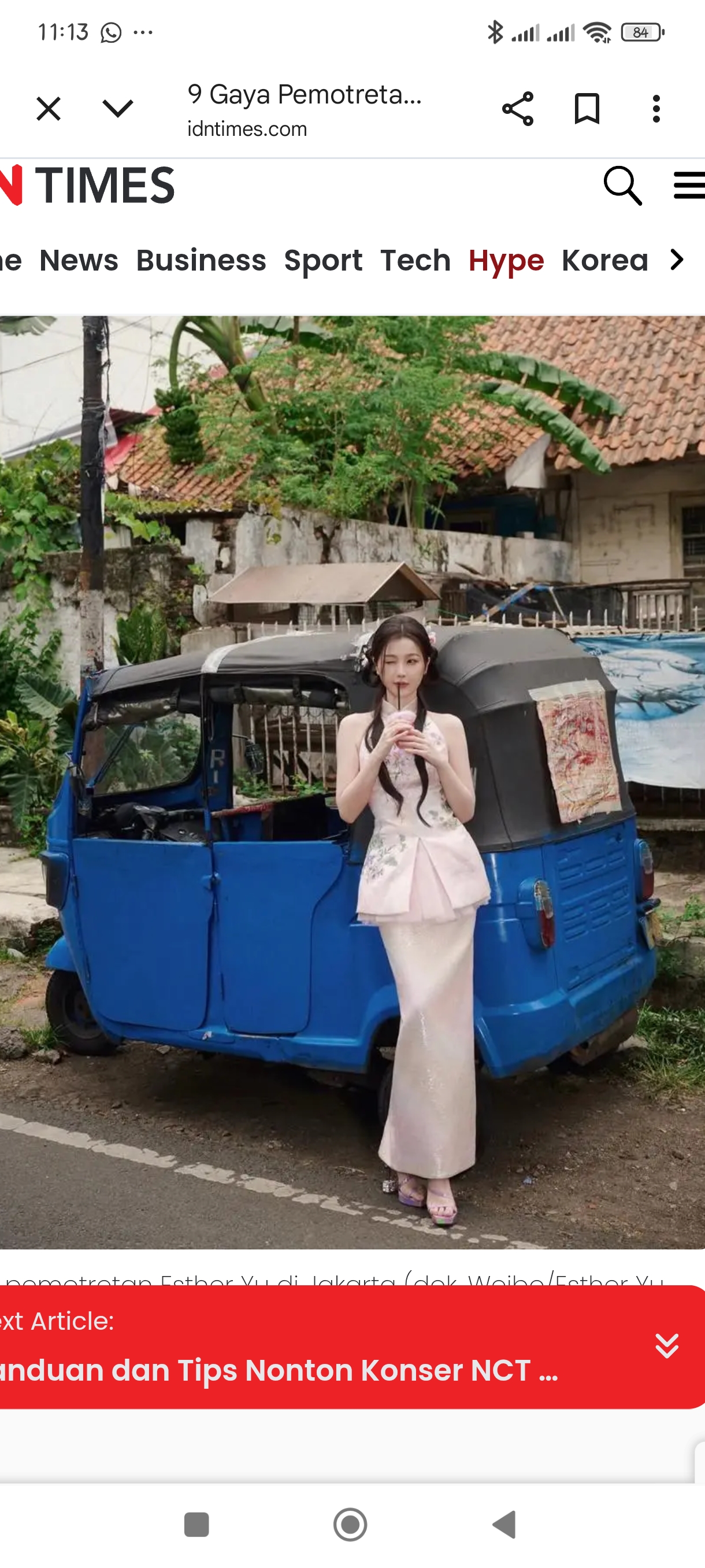 Esther Yu berfoto dengan latar bajaj saat di Jakarta, Indonesia