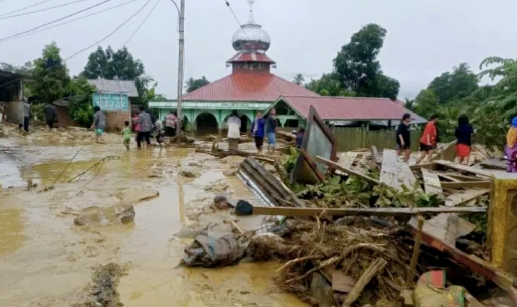 Kondisi saat banjir bandang melanda Kabupaten Tapanuli Selatan (Tapsel), Provinsi Sumatra Utara, Jumat lalu (28/11)
