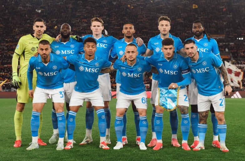 Napoli siap menghadapi AS Roma dalam lanjutan Serie A.