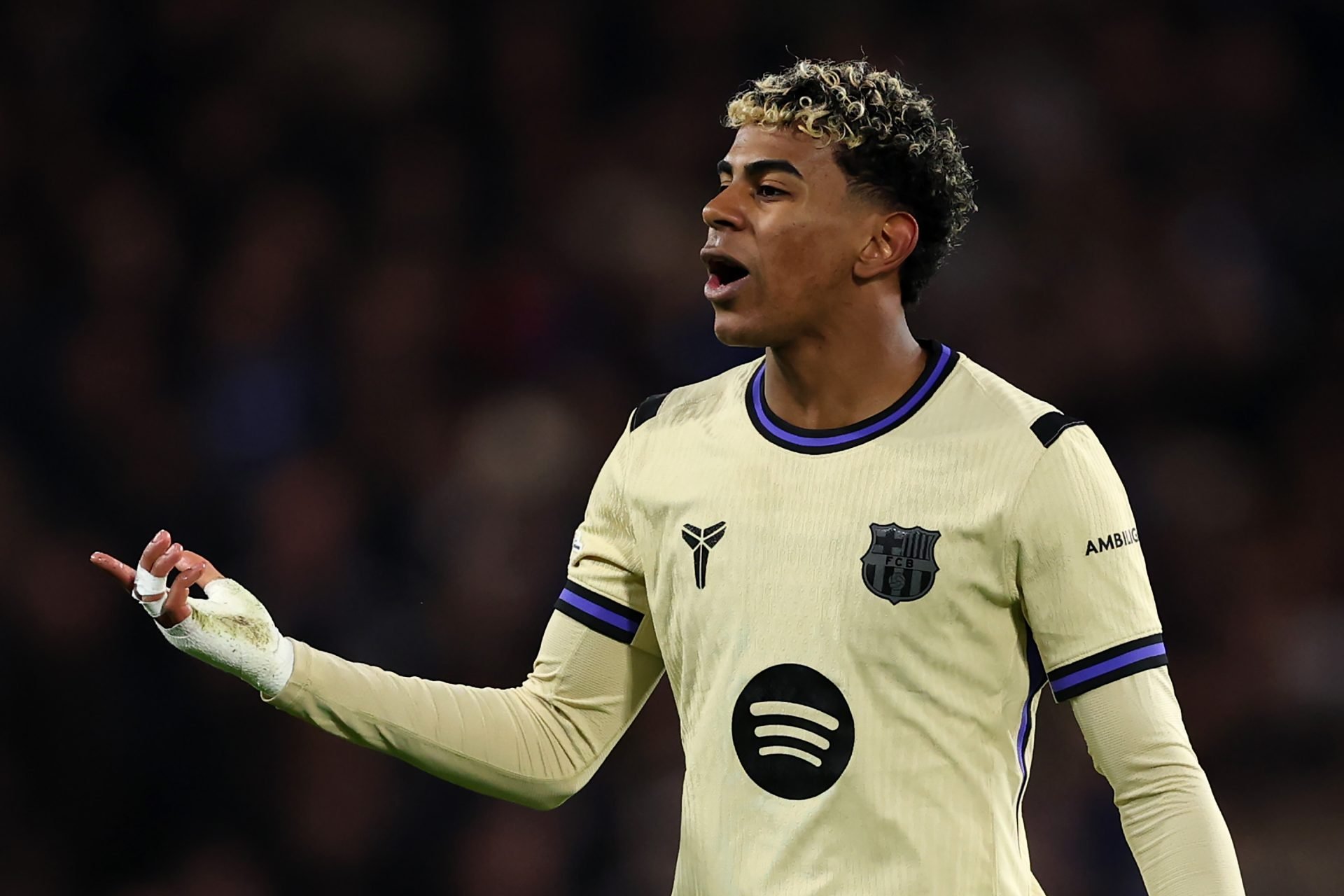 Barcelona prihatin Lamine Yamal dijuluki public enemy No. 1 oleh fans lawan di laga away. Tekanan besar ini dikhawatirkan ganggu perkembangan sang wonderkid.